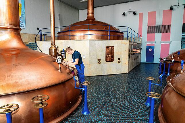Gerret Dreher bei der Arbeit an einem Kessel im alten Sudhaus.