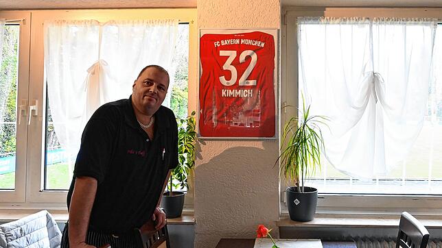 Die Freude des Gastwirts Andreas Piller fällt dieses Mal eher verhalten aus, aber er wird die Spiele mit deutscher Beteiligung in ...