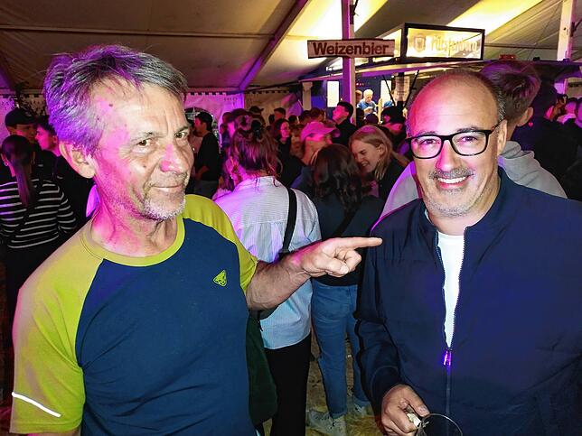 Bild 8: Jubiläumsscheunen zum 100. Geburtstag des Musikvereins lockt die Gäste in Scharen an