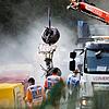 Das Wrack von Juan Manuel Correas Rennwagen wird geborgen. Bei dem schweren Unfall kam Anthoine Hubert vergangenes Wochenende ums Leben.