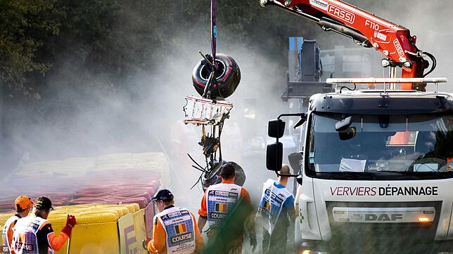 Das Wrack von Juan Manuel Correas Rennwagen wird geborgen. Bei dem schweren Unfall kam Anthoine Hubert vergangenes Wochenende ums Leben.