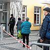 Anstehen für den Corona-Schnelltest: Der Andrang am ersten Tag hielt sich am Mittwoch noch in Grenzen. Ein Sicherheitsdienst passt auf, ...