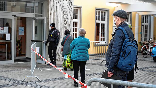 Anstehen für den Corona-Schnelltest: Der Andrang am ersten Tag hielt sich am Mittwoch noch in Grenzen. Ein Sicherheitsdienst passt auf, ...