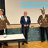 Nach dem Vortrag ließen es sich die Narren nicht nehmen, den Ehrengast zu begrüßen (v.l.): Der Stockacher Narrenrichter Jürgen ...