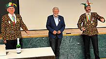 Nach dem Vortrag ließen es sich die Narren nicht nehmen, den Ehrengast zu begrüßen (v.l.): Der Stockacher Narrenrichter Jürgen ...