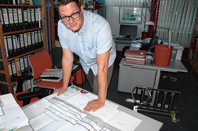 Stadtbaumeister Lars Heinzl präsentiert die Pläne für den neuen Zwischenbau bei der Grundschule Stockach