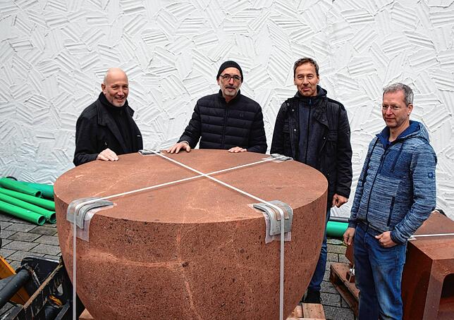 Von links am neuen Altar: Pfarrer Heinz Vogel, Künstler Bernhard Lutzenberher, Architekt Gerhard Lallinger und Pfarrgemeinderat Stephan ...