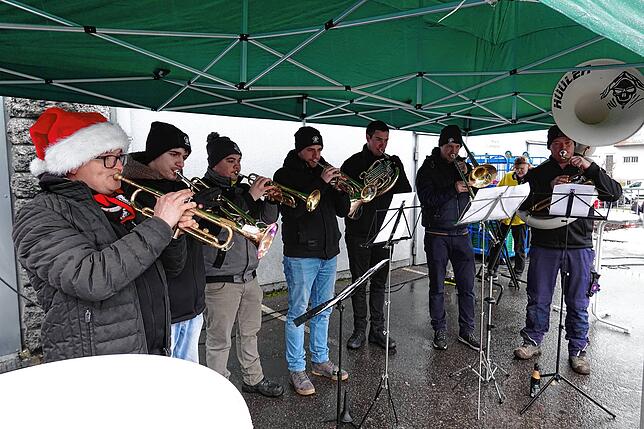 Bild 8: Groß und Klein trotzen beim Weihnachtsmarkt Rickenbach dem Schmuddelwetter