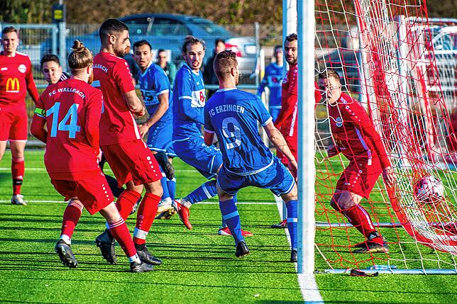 Blankes Entsetzen: Nach der dritten Ecke in Folge stocherte Felix Uhl (Nr. 9) den Ball zur 2:1-Führung für den FC Erzingen ins Netz. ...