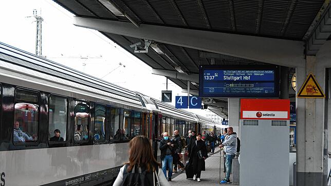Ein Intercity-Zug nach Stuttgart im Bahnhof Singen. Diese Züge sollen ab Ende 2025 jahrelang in Stuttgart-Vaihingen enden, zum ...