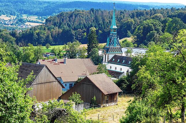 Unterhalb vom Wannenberg liegt das Dorf Stetten. Seit der Außenrenovation der St. Bernhards Kirche strahlen die buntglasierten Ziegel ...