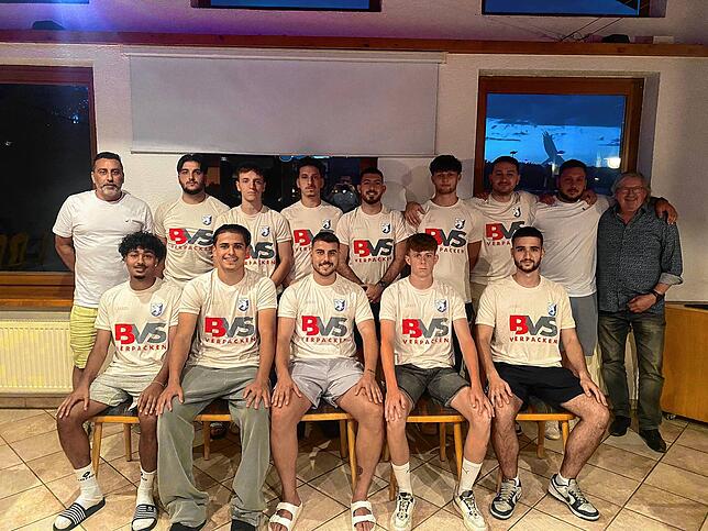 Neu beim FC Erzingen: (hinten, von links) Co-Trainer Antonio Gentile, Abdallah Al-Samerie, Valentino Rupp, Luca Di Lionardo, Dario ...