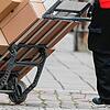 Ein Paketzusteller bei der Arbeit. (Symbolbild) Die Polizei hat bei Walldorf einen Zusteller festgenommen, der Weihnachtspost plünderte. ...