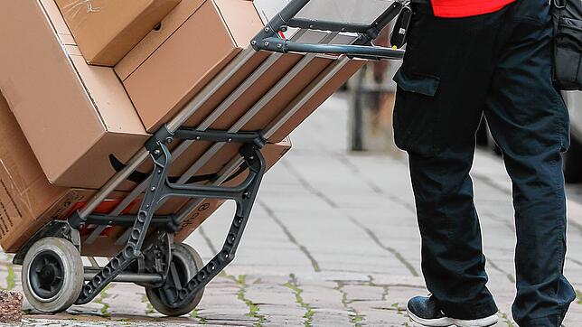 Ein Paketzusteller bei der Arbeit. (Symbolbild) Die Polizei hat bei Walldorf einen Zusteller festgenommen, der Weihnachtspost plünderte. ...