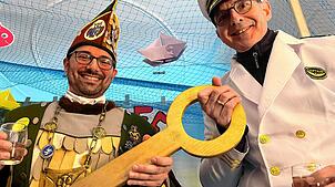 Bild : Schmotziger Fasnet in Hagnau: Flamingos, Cowboys und Matrosen feiern ausgelassen!
