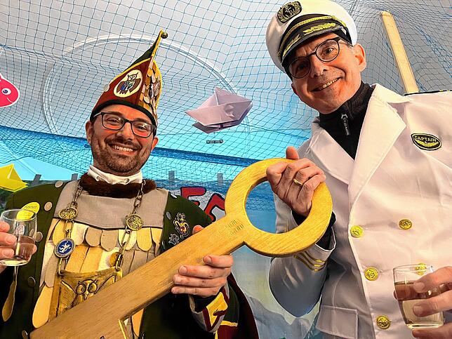 Bild 1: Schmotziger Fasnet in Hagnau: Flamingos, Cowboys und Matrosen feiern ausgelassen!