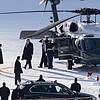 US-Präsident Donald Trump (Mitte) verlässt bei seiner Ankunft beim Weltwirtschaftsforum im Skigebiet Davos den Hubschrauber Marine One. ...