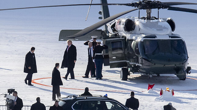 US-Präsident Donald Trump (Mitte) verlässt bei seiner Ankunft beim Weltwirtschaftsforum im Skigebiet Davos den Hubschrauber Marine One. ...