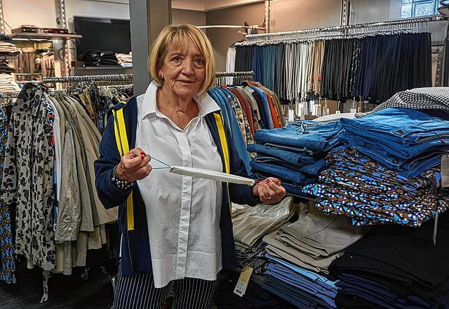 Gerüstet auch für spontane Einkäufer: Elsbeth Lauber stellt ab nächster Woche für ihre Kunden selbstgemachte Einmalmasken zur Verfügung. ...