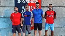Mit dem neuen Trainer Claudio Andreotti (von links) startet der TuS Bonndorf in die kommende Saison. Betreuer Klaus Schaller, Neuzugang ...