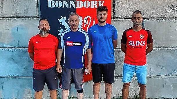 Mit dem neuen Trainer Claudio Andreotti (von links) startet der TuS Bonndorf in die kommende Saison. Betreuer Klaus Schaller, Neuzugang ...