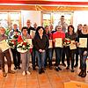 Zunftmeister Tobias Fritz (links) und sein Vize Ralf Kögel (rechts) ehren Mitglieder der Bürger- und Narrenzunft Tiengen (von links): ...
