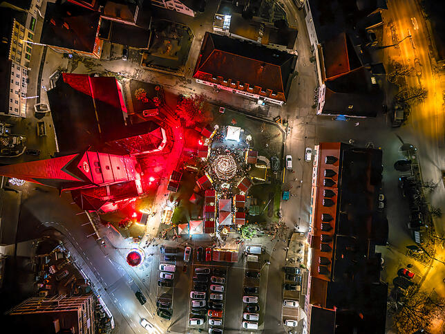 Die rot erleuchtete Kirche St. Nikolaus während des Weihnachtsmarktes am ersten Dezemberwochenende. Besucher und Marktbeschicker freuten ...