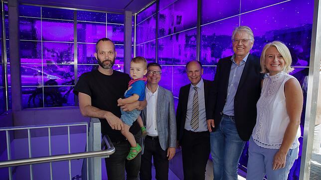 Ein Ausgang als Kunstwerk: Künstler Lukas Schneeweiss und Sohn Piet, Kunstmuseums-Leiter Christoph Bauer, OB Bernd Häusler, ...