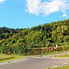 Links windet sich die Bergstraße den Hang hinauf, rechts liegt das Neubaugebiet Haiden: In der Mitte, wo jetzt noch Obstbau betrieben ...