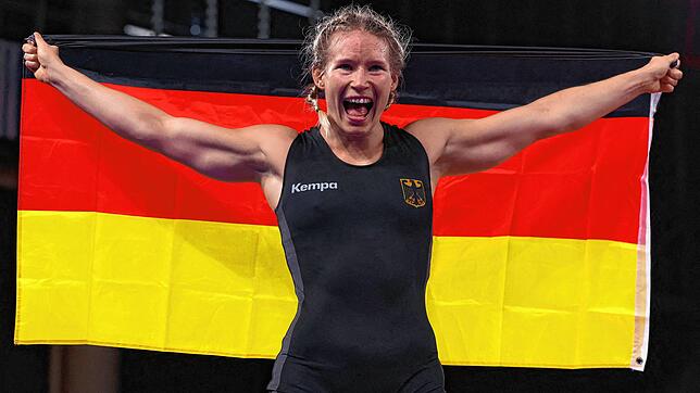 Ringerin Aline Rotter-Focken freut sich über Gold.