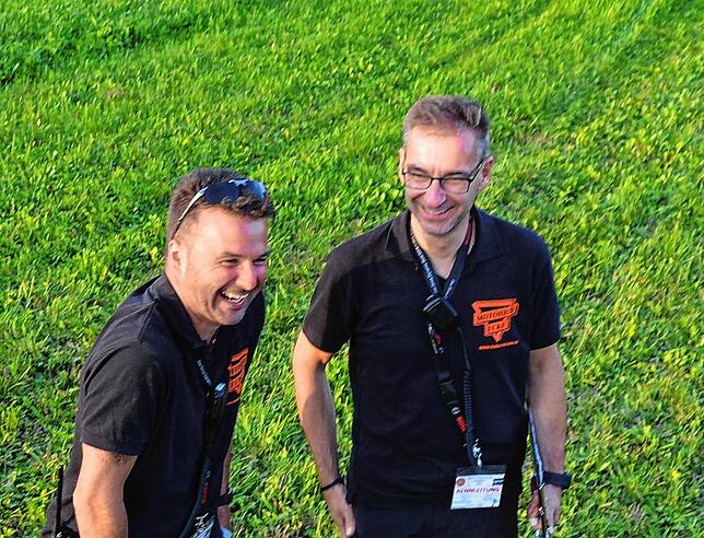 Schweren Herzens musste auch die aus Daniel Lipp (links) und Dietmar Patz bestehende Rennleitung nun schon zum zweiten Mal ...