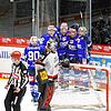 Die Schwenninger Spieler bejubeln den wichtigen dritten Treffer gegen die Kölner Haie durch Niclas Burström (Zweiter von links).