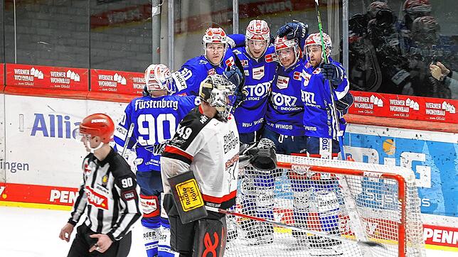 Die Schwenninger Spieler bejubeln den wichtigen dritten Treffer gegen die Kölner Haie durch Niclas Burström (Zweiter von links).