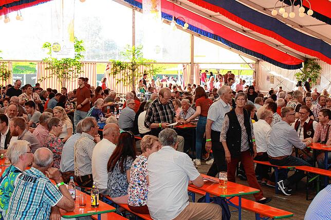 Je dichter es auf 20.30 Uhr zugeht, umso mehr füllen sich die Bänke im Festzelt. Dann beginnt das Konzert von &bdquo;Ernst Hutter und ...