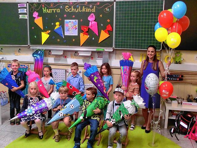 Die neuen Schülerinnen und Schüler der 1. Klasse der Grundschule Liggeringen gemeinsam mit ihrer Klassenlehrerin Eda Aytekin.