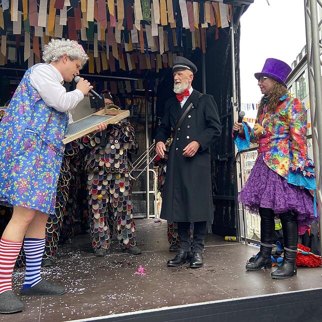 Eine Laudatio mit Spitzen: Mathias Trempa zeichnet Stadtwerke-Chef Norbert Reuter aus. Rechts: Moderatorin Aurelia Scherrer.