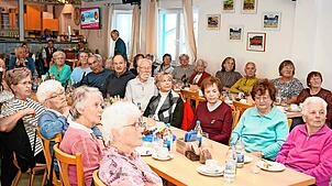 Aufmerksam verfolgen die Senioren den Film von Michael Armbruster über die Schönenbacher Krippe. Bild: Stefan Heimpel