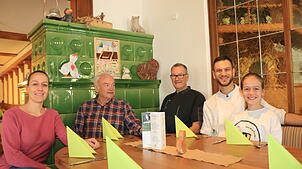Die Linde ist seit 200 Jahren in der Hand der Wirtsfamilie Meßmer. Hier von links Anna, Senior Rolf, Michael, Marc und Rosalie vor dem ...