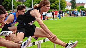 Kaderathlet Finn Mühlbauer auf dem Weg zur U20-EM. Noch ist die Qualifikation über 110m Hürden und 200m nicht geschafft, er ist aber ...