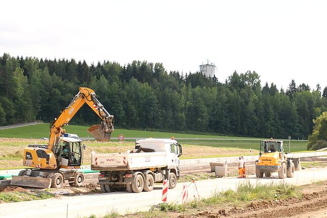 Auf der Ausbaustrecke wird gegenwärtig die Asphaltierung vorbereitet.