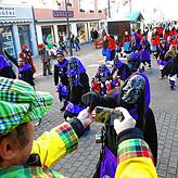 Corona-konforme Rumdappete auf der Konstanzer Marktstätte: Das ist Pop-up-Fasnacht, wie echte Konstanzer Narren sie pflegen.