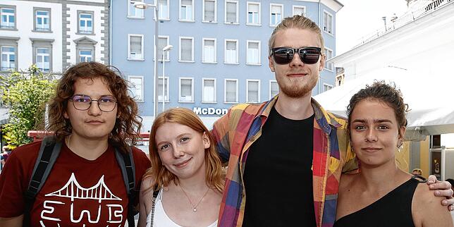 Der Besuch bei Freunden ist mit dem Neun-Euro-Ticket etwas billiger (von links): Johanna Gleß, Anne Sexauer, Thino Falken und Ronja ...