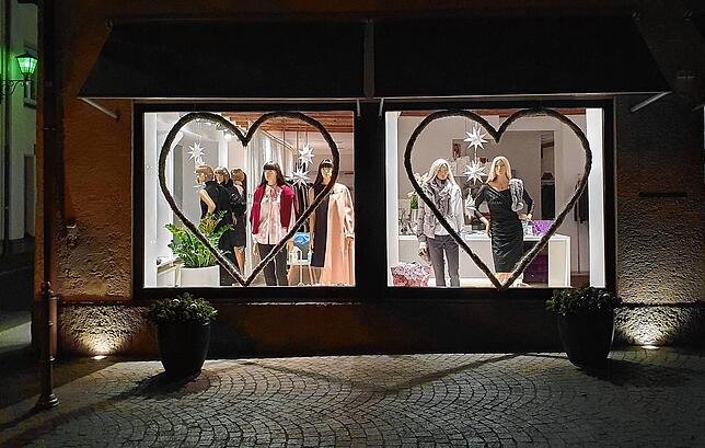 Ein Schaufenster in der Altstadt von Überlingen. Die Stadt fällt, im Gegensatz zu anderen Touristenstädten, nicht in einen Winterschlaf, ...