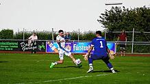 Nelson Jeckl sorgte in der 80. Minute für das 2:0 gegen den FC Bodman-Ludwigshafen (Torhüter Mohamad Alhelal).