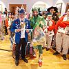 Der zum Marsmensch mutierte Allensbacher Bürgermeister Stefan Friedrich (rechts) darf künftig gelbe Säcke einsammeln. Die Narren um ...