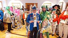 Der zum Marsmensch mutierte Allensbacher Bürgermeister Stefan Friedrich (rechts) darf künftig gelbe Säcke einsammeln. Die Narren um ...
