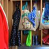 Eine vollbehangene Garderobe in einem Kindergarten. (Symbolbild)
