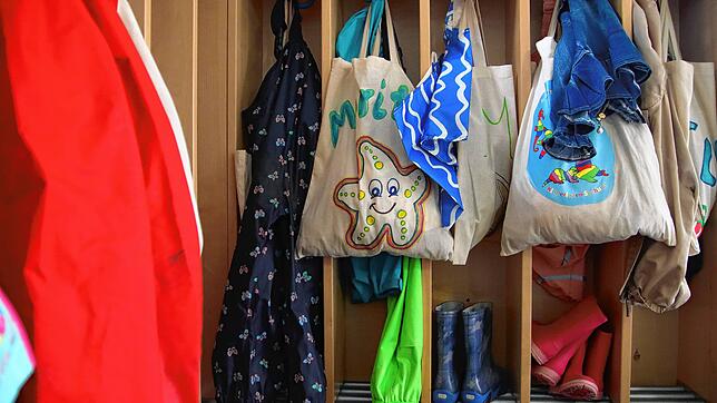 Eine vollbehangene Garderobe in einem Kindergarten. (Symbolbild)