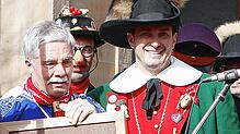 Da ließ Bürgermeister Bernhard Kaiser seinen Emotionen dann freien Lauf. Nach den Dankesworten von Zunftmeister Michael Lehmann (rechts) ...