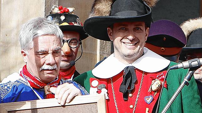 Da ließ Bürgermeister Bernhard Kaiser seinen Emotionen dann freien Lauf. Nach den Dankesworten von Zunftmeister Michael Lehmann (rechts) ...